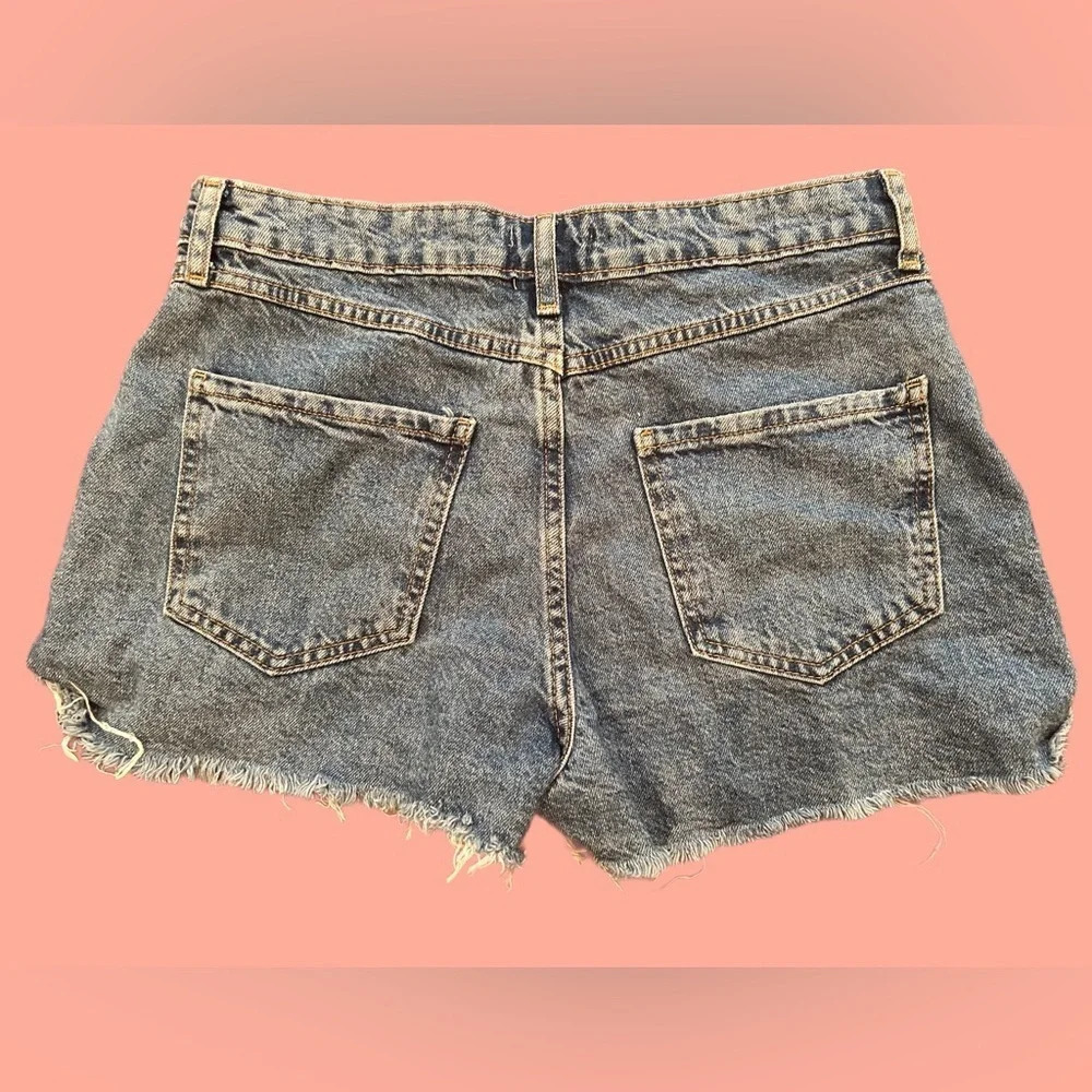 Button up Juniors Shorts With Frayed Ends Size 28 - Picture 2 of 3